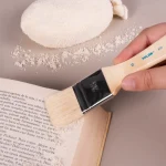 Aplikacja pyłu pędzlem na papier
